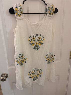 Embroidered White Floral Sleeveless Camisole